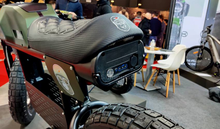 Battery built-in under the saddle, removable, and easy to charge