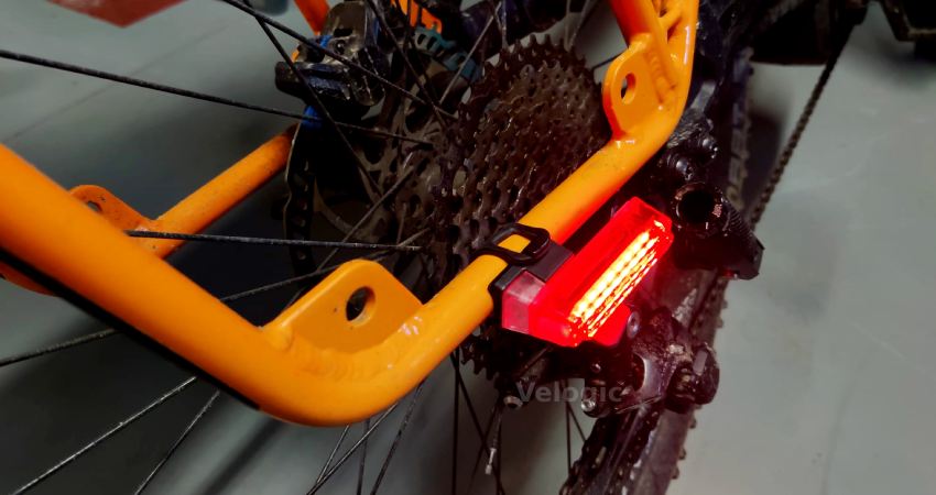 Rubber attachments are also easy to use as sidelights Rubber attachments are also easy to use as sidelights