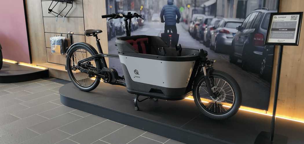 The Carqon cargo bike with neck support and 5-point harnesses for extra safety