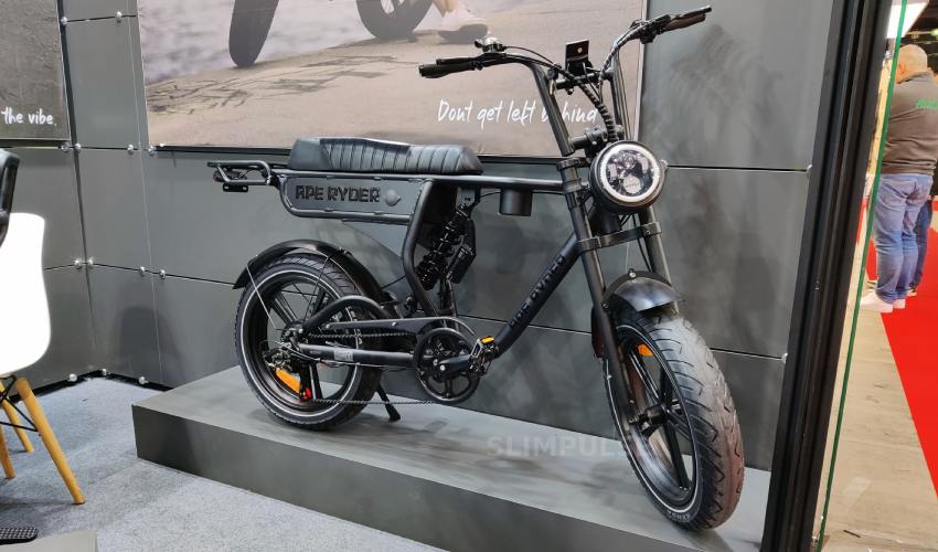 Electric fatbikes compared side by side at the APE RYDER booth at Velofollies 2024