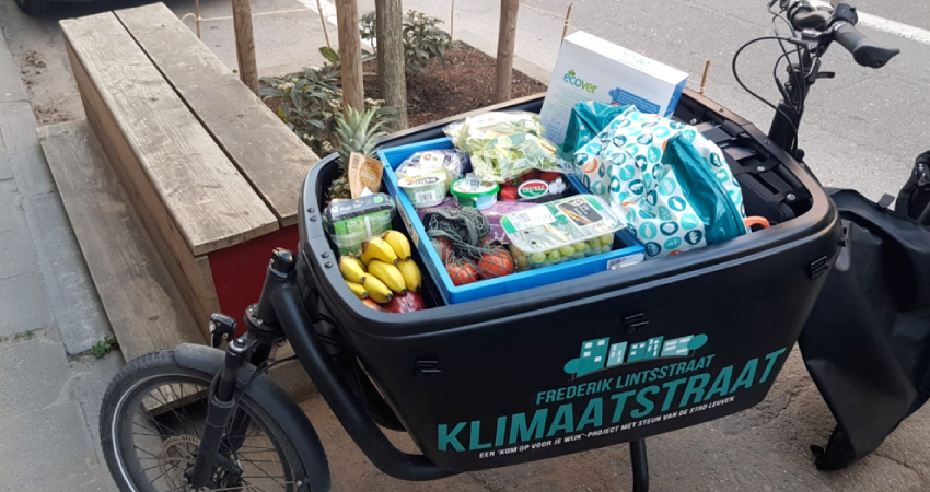 Grocery shopping with the cargo bike example climate street