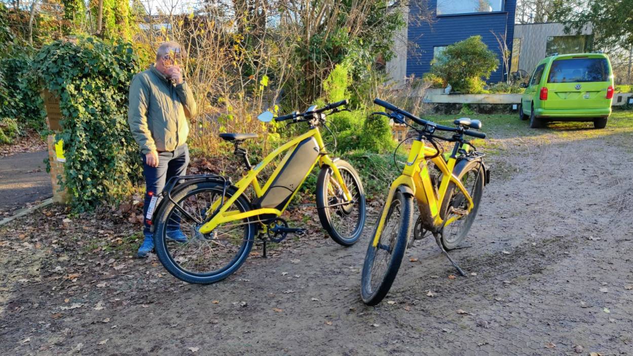 On the left, an Ellio Max next to a Stromer ST3 on the right